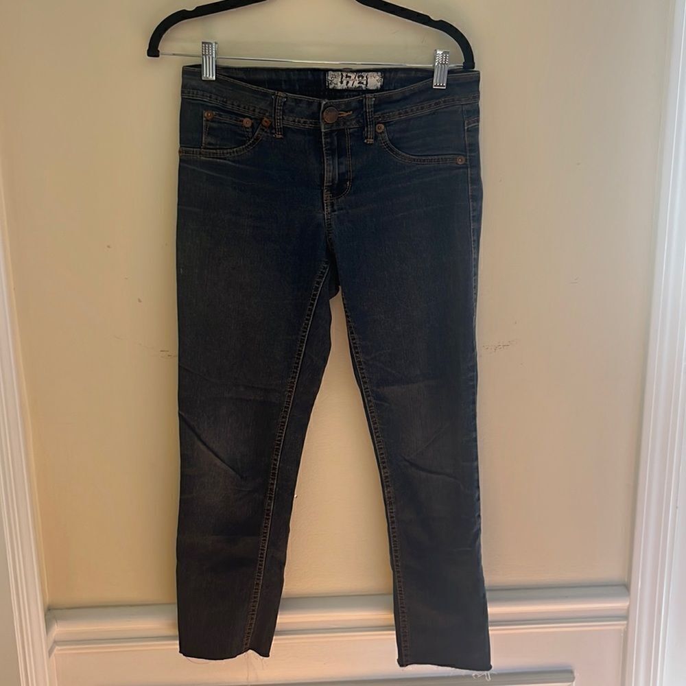 17/21 Exclusive Denim Raw Hem Cropped Jean